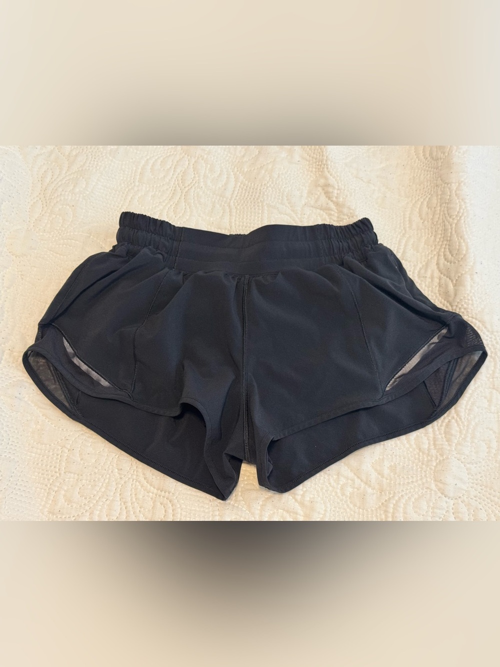 Lululemon Hotty Hot Low-Rise Shorts โข Size 4
Like New โข Black